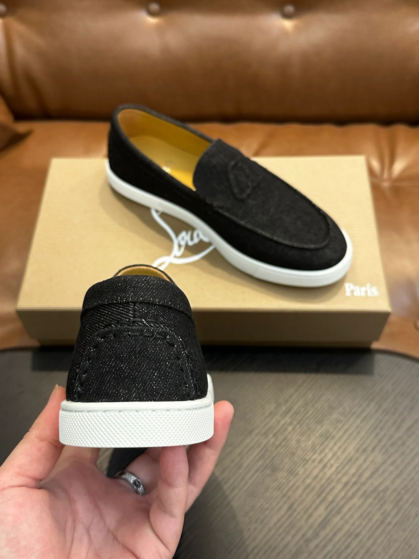 P760💰Christian Louboutin (red-soled shoes) Italian men’s casual sneakers are shipped! Each pair of shoes from this Italian handmade shoe brand has a simple and classic design, which is very comfortable and versatile! The upper fabric of this shoe is made of imported cowhide, with high-end and comfortable cowhide lining! The outsole is made of original rubber bottom sheets and is lined with cowhide! Brand-specific molded footbed, exclusive private mold control! Original box packaging, with shoe storage bag! 39 40 41 42 43 44 (38 45 46 customized)